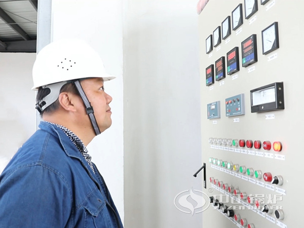 中正鍋爐工程師對控制柜進行檢查